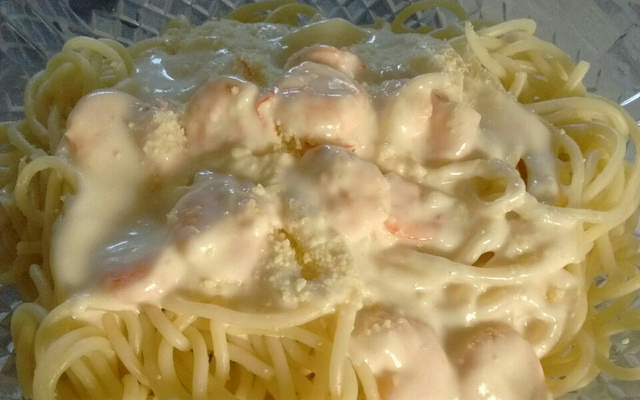 Macarrão com camarão ao molho de quatro queijos