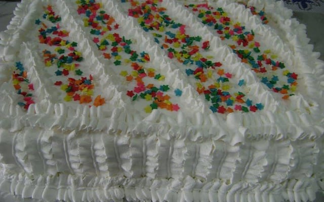 Bolo alegre de aniversário