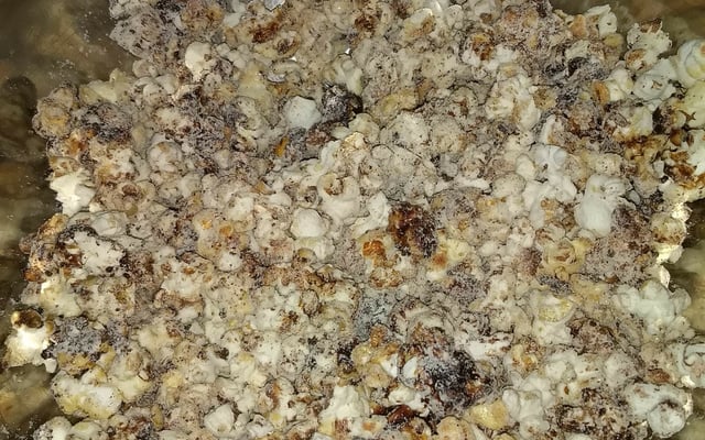 Pipoca gourmet de leite em pó com flocos crocantes