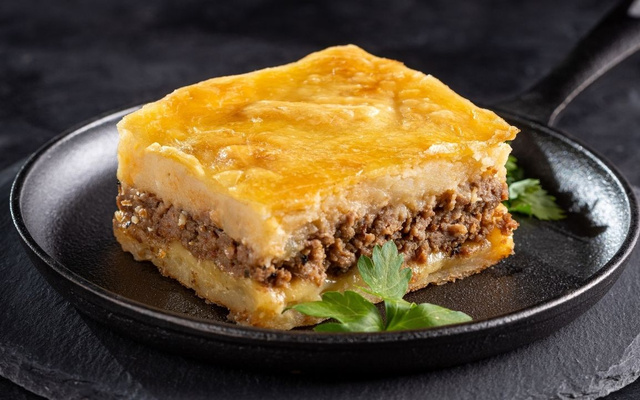 Fatia de torta gostosa sem glúten com recheio de carne