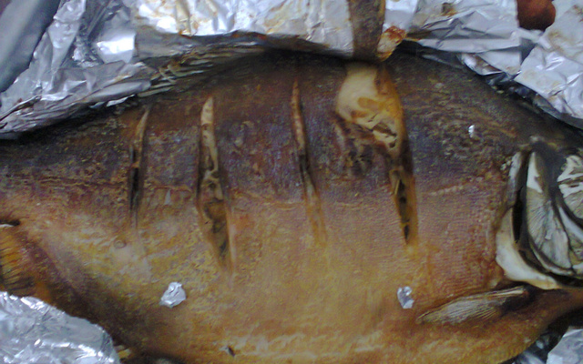 Pacu recheado com farofa molhada