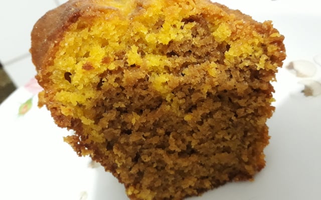 Bolo de cenoura mesclado com chocolate de liquidificador