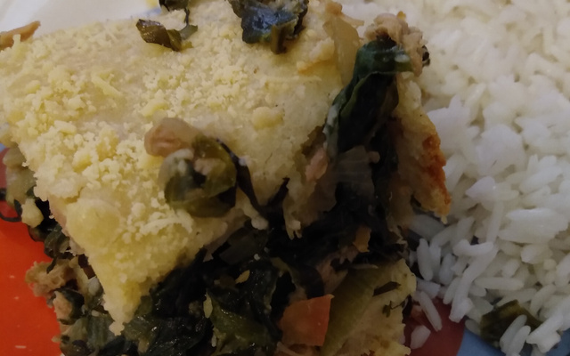 Torta de escarola com atum