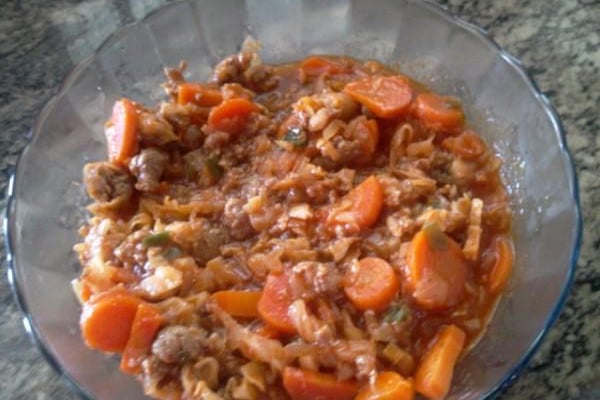 Repolho refogado com lingüiça e cenoura