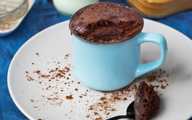 Bolo de caneca de chocolate fofinho e macio por dentro