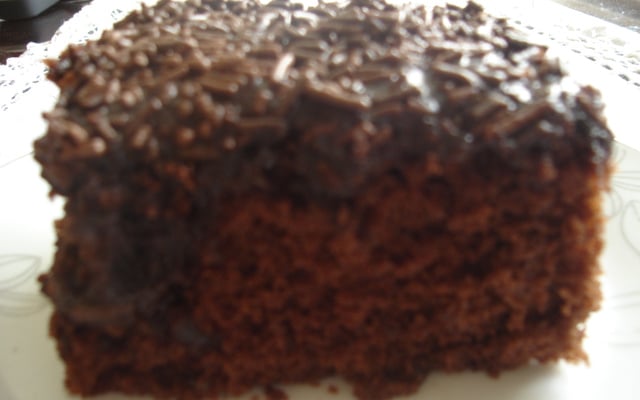 Bolo de chocolate com calda de rum