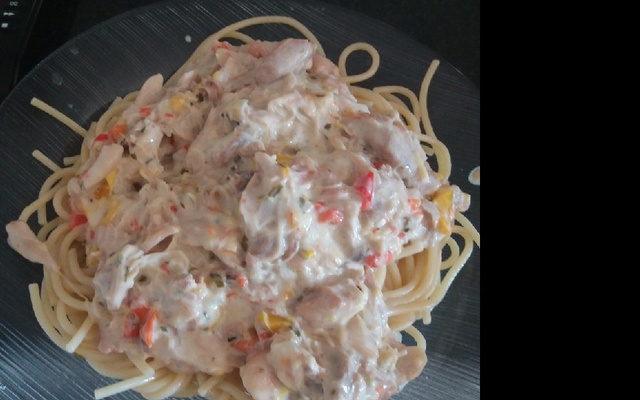 Macarrão ao molho branco com frango