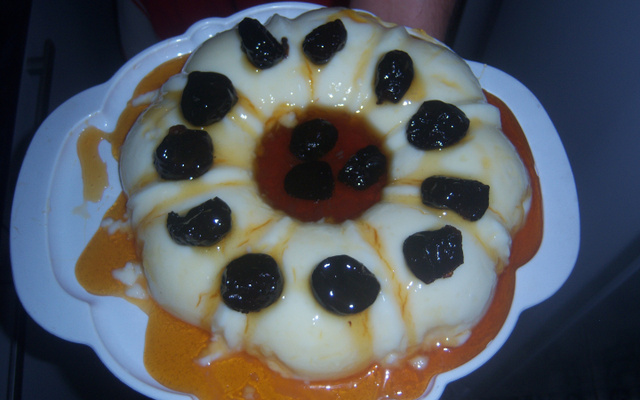 Manjar branco com ameixas