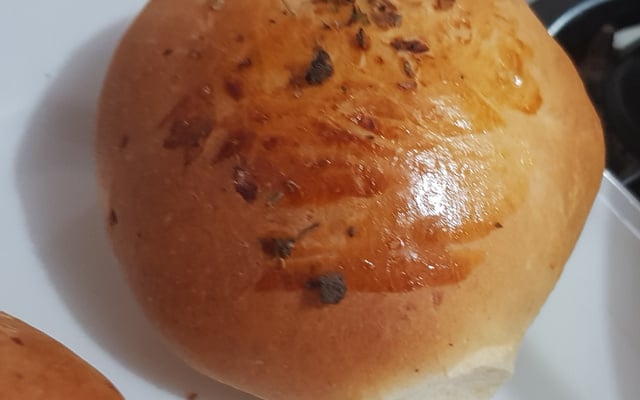 Pão de batata recheado com mortadela