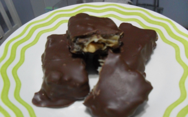 Chocolate caseiro recheado de amendoim