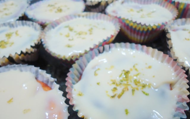 Bolinho de limão com cobertura de leite condensado