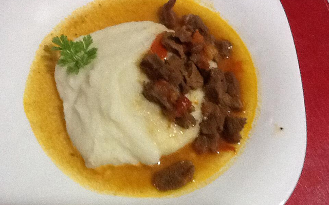 Polenta branca com músculo ao molho