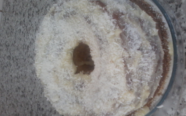 Bolo de laranja com cobertura de laranja.