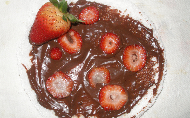 Tapioca de brigadeiro com morango