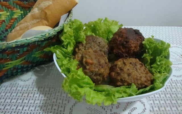 Bolinho de feijão fradinho com carne moída