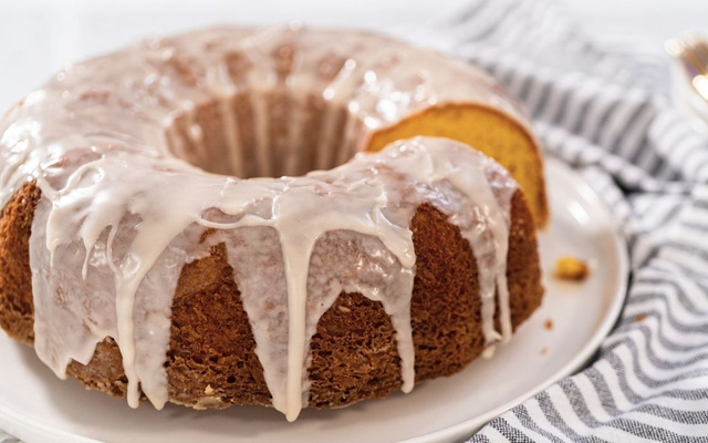 Bolo gostoso para celíaco de fubá com calda de coco