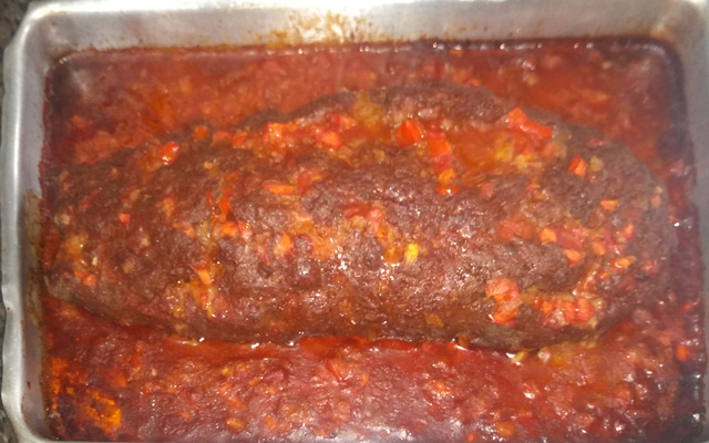 Rocambole de carne ao molho de tomate