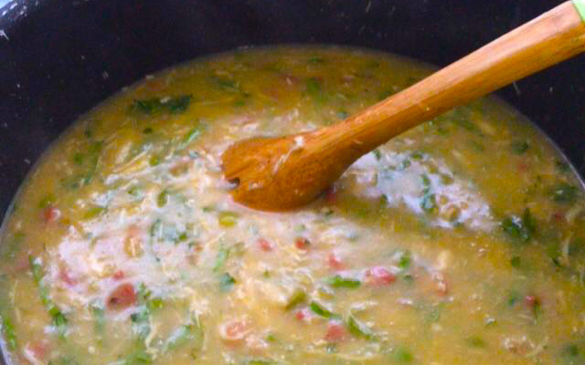 Caldo de aipim com frango e calabresa