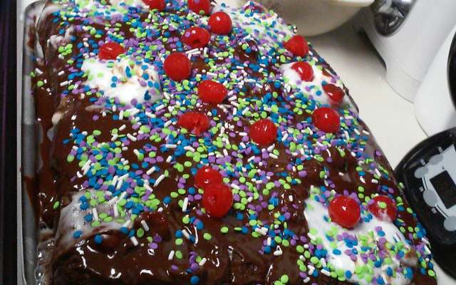 Bolo de chocolate com recheio de cerejas