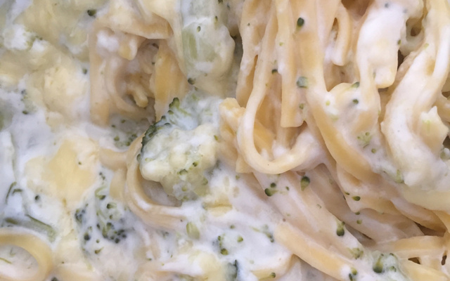 Macarrão com brócolis e molho branco