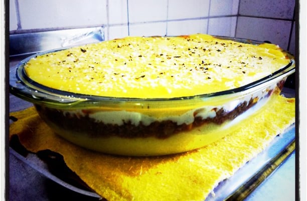 Polenta recheada de carne moída e queijo