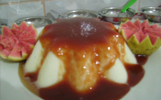 Flan de iogurte com calda de goiaba