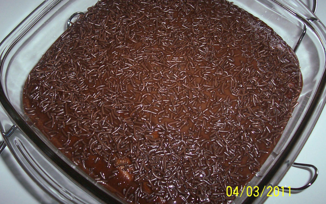 Bolo de baunilha com gotas de chocolate e cobertura (super fofo)