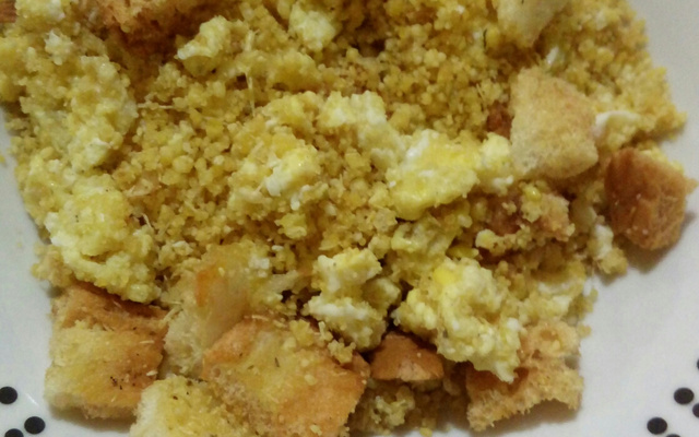 Farofa de ovo com croutons