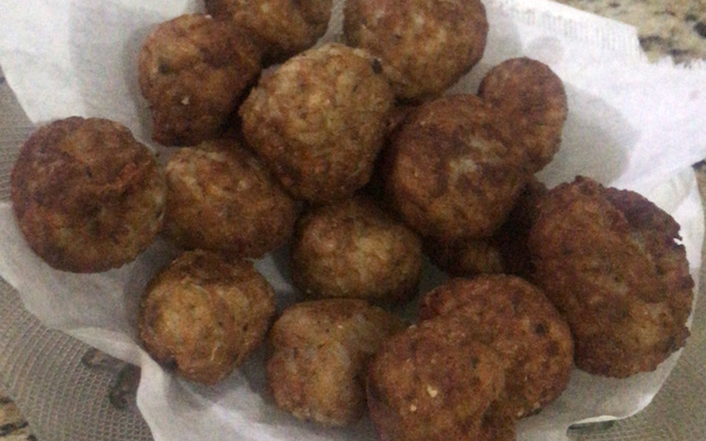 Bolinho de arroz com queijo e sardinha