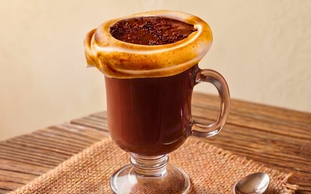 Chocolate quente com borda de marshmallow tostado