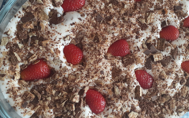 Torta de bis com morangos