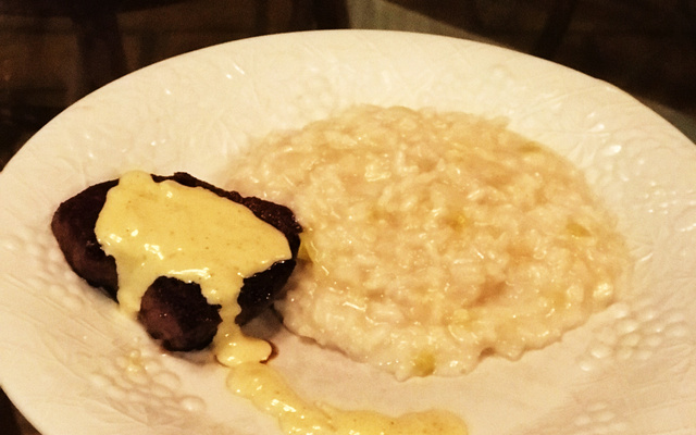 Filé mignon ao molho de mostarda com risoto de alho-poró