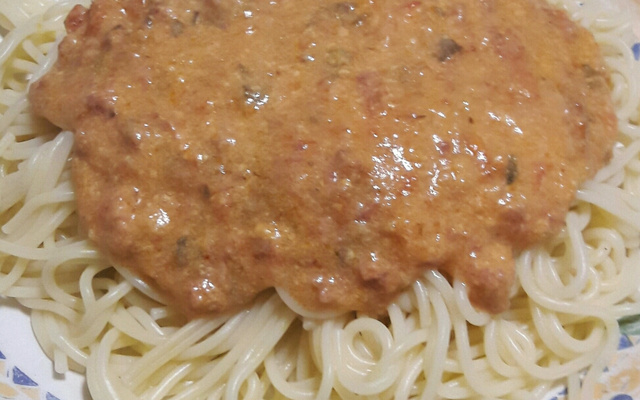 Molho rosê com calabresa e purê de batata