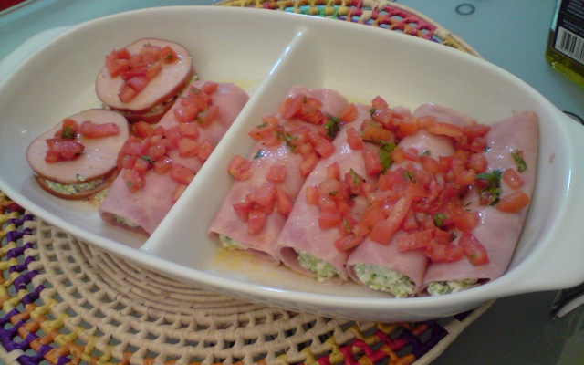 Canelone de peito de peru recheado com ricota e brócolis