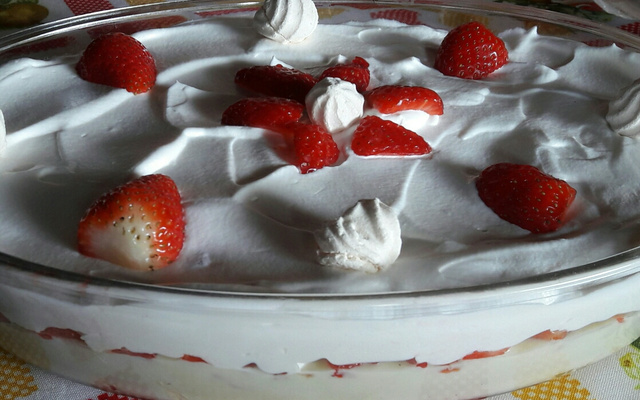 Merengue de morango com suspiro