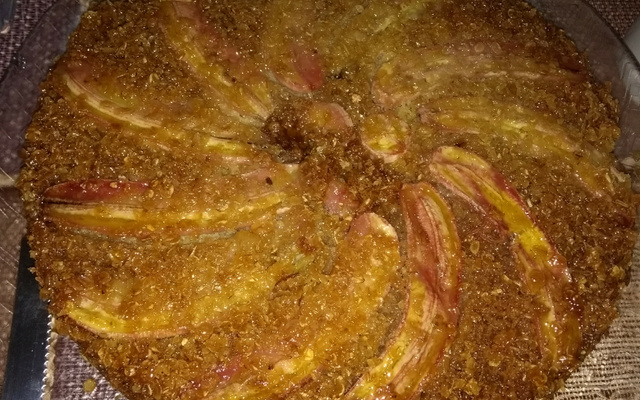 Bolo de banana caramelizada e aveia