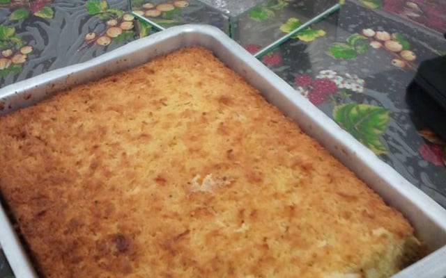 Bolo de mandioca com coco