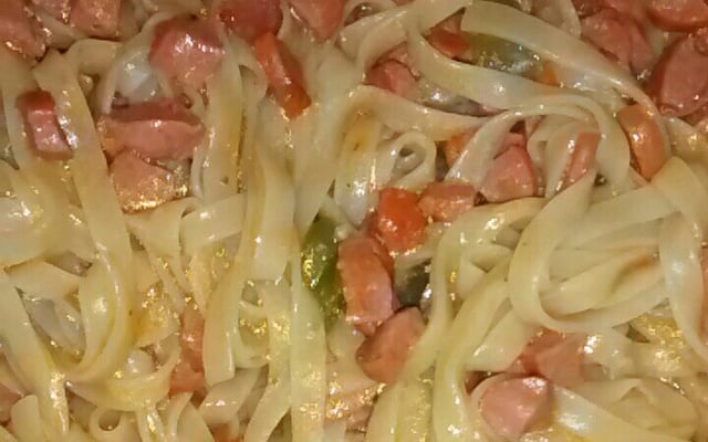 O suculento macarrão com salsicha