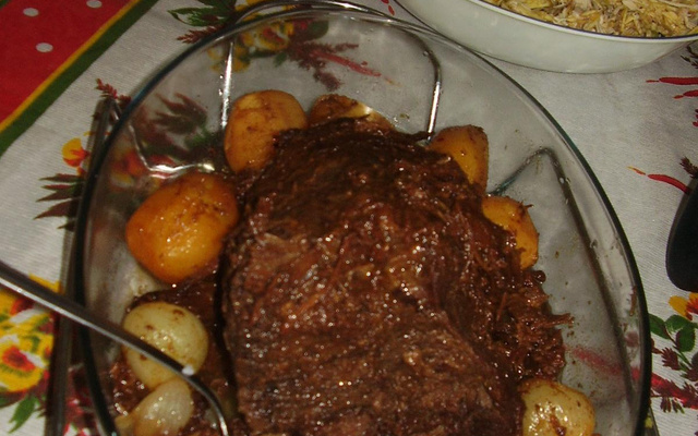 Carne assada com batatas