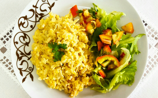 Risoto de arroz integral e frango desfiado