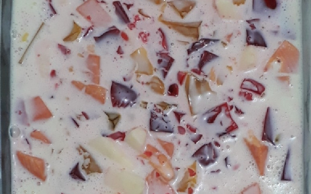 Salada de fruta cremosa com gelatina