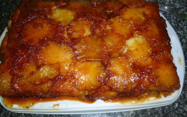 Bolo de abacaxi em calda