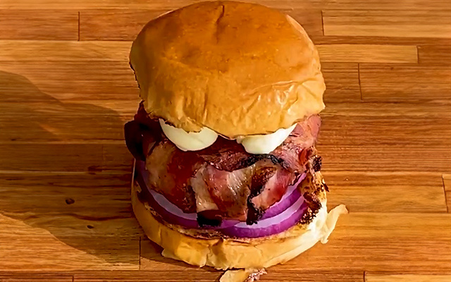 Hambúrguer com Bacon na Grelha