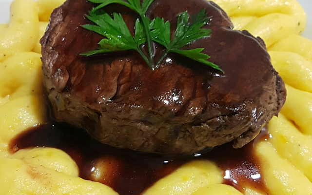 Filé mignon com molho de vinho tinto, acompanhado de purê de mandioquinha