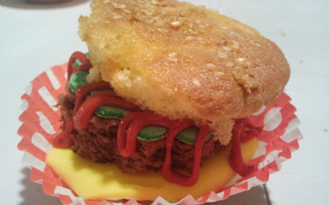 Cupcake com formato de hambúrguer