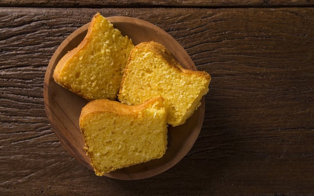 Bolo de fubá com limão e coco