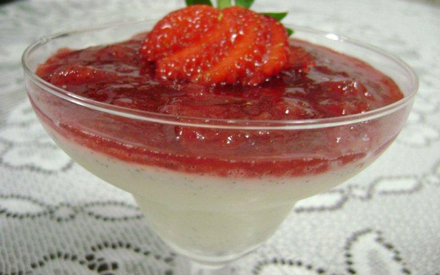 Flan de baunilha com calda de morango e vinho do porto