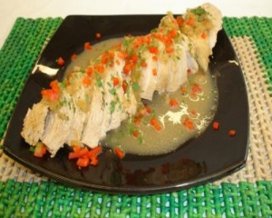 Peito de peru assado com molho de pêssego