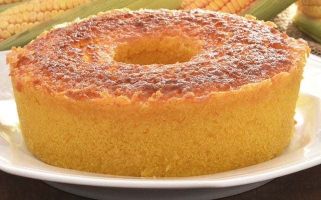 Bolo de milho para celíacos em prato branco