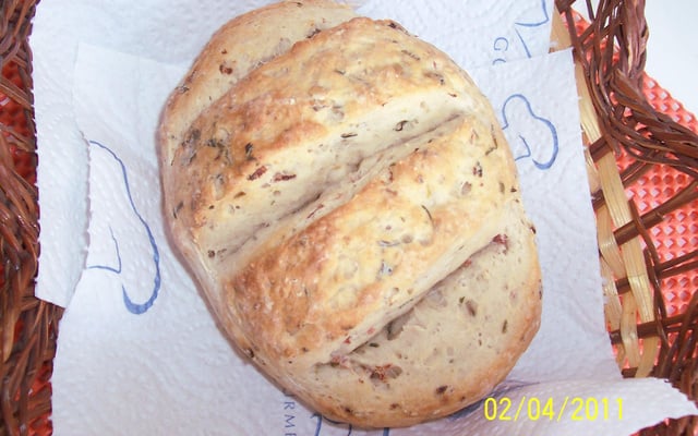 Pãozinho italiano caseiro com salame, azeitonas e ervas frescas